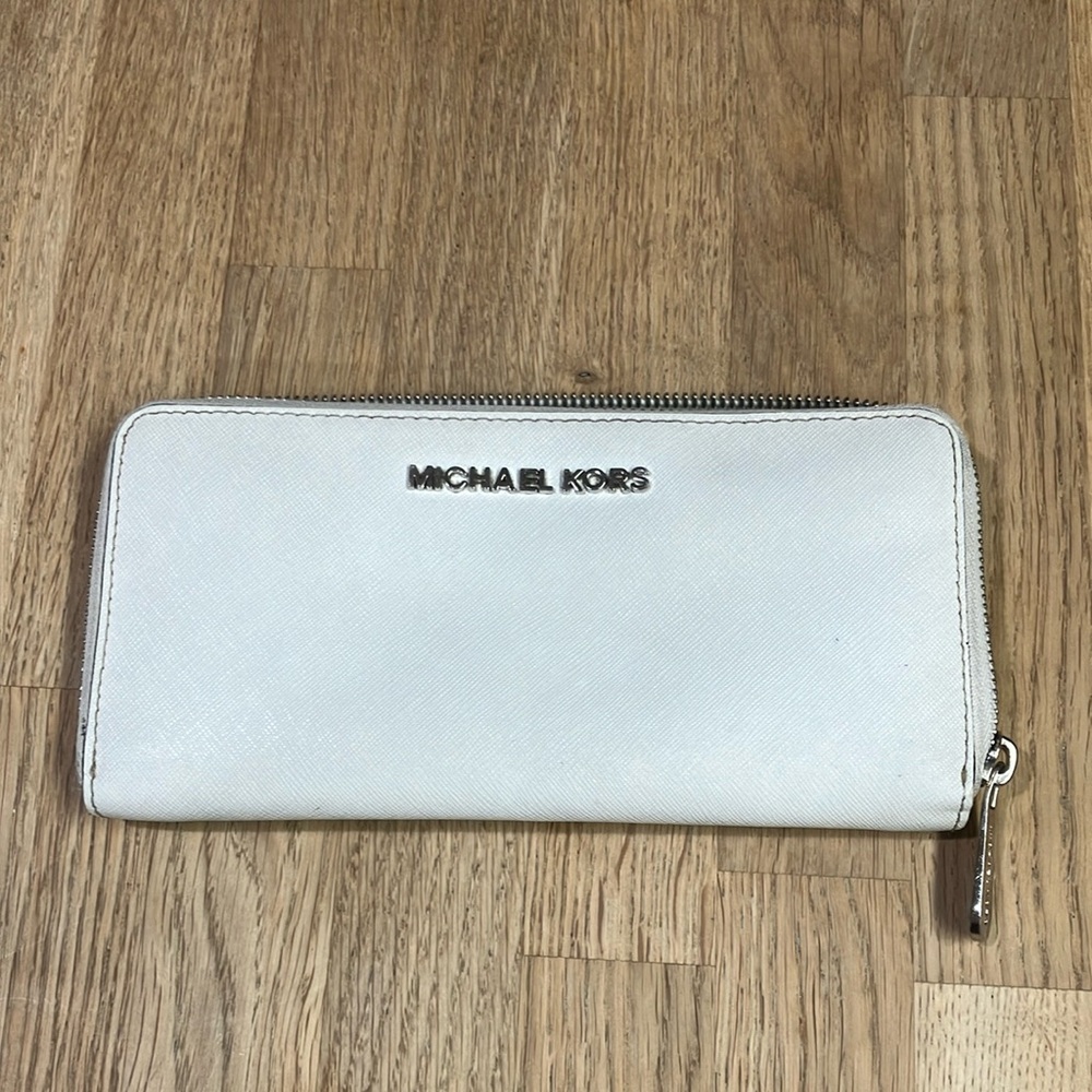 Michael Kors White Zip with multiple pockets Wallet